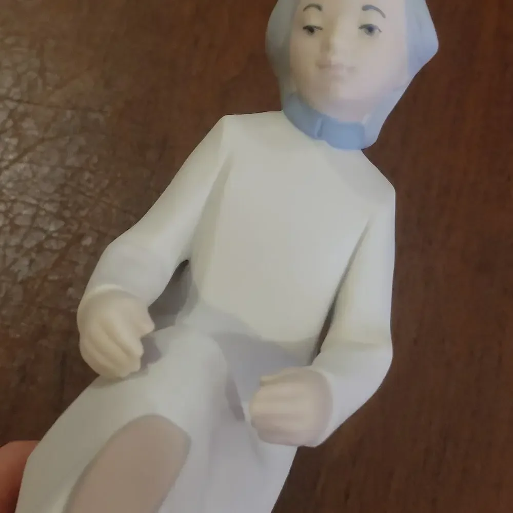 Vintage Rex Valencia porcelain figurine girl in a nightgown Made in Spain